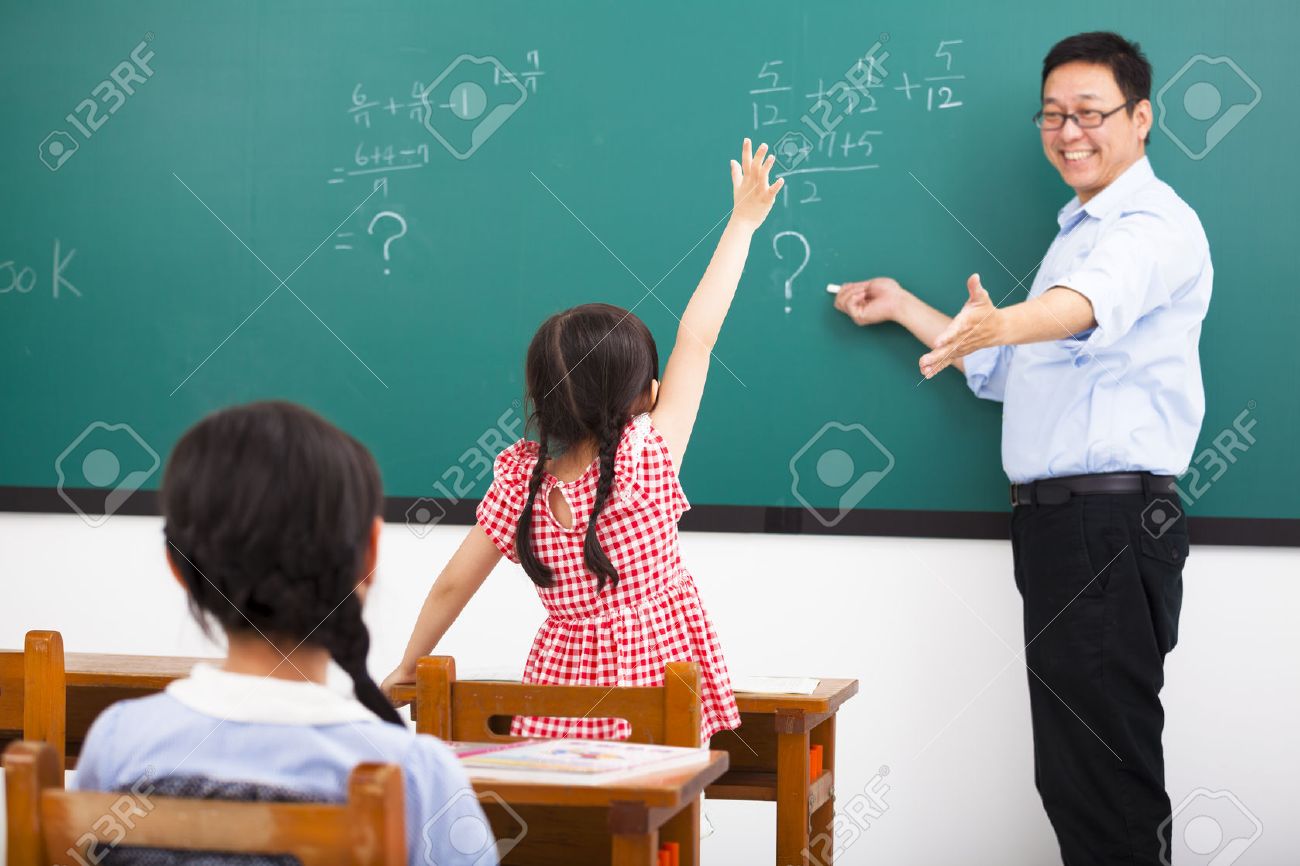 38126708-profesor-que-hace-la-pregunta-con-los-niños-en-el-aula